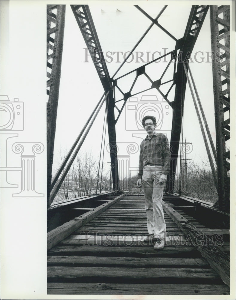 1982 Press Photo Philip Hodge Stands On RR Bridge He Is Welding -Wheaton IL - Historic Images