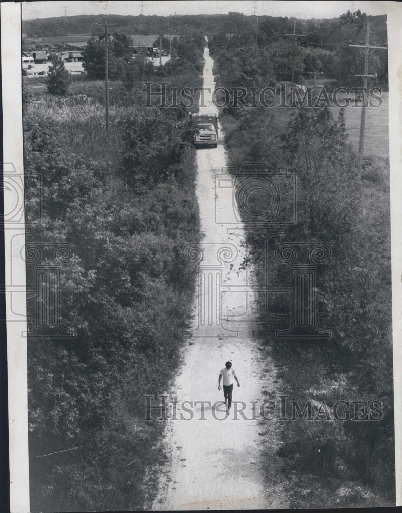 1971 Press Barefoot Hiker Walks Along Hwy 64 Viaduct IN IL Prarie Hwy Truck - Historic Images