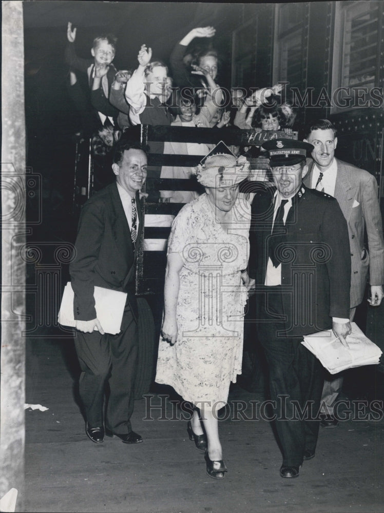 1948 Dearborn station children arrive from summer camp - Historic Images