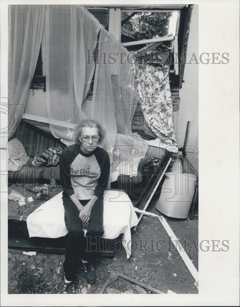 1988 Press Photo Elsie Olmstead on Couch After Car Drove Through Her Apartment - Historic Images