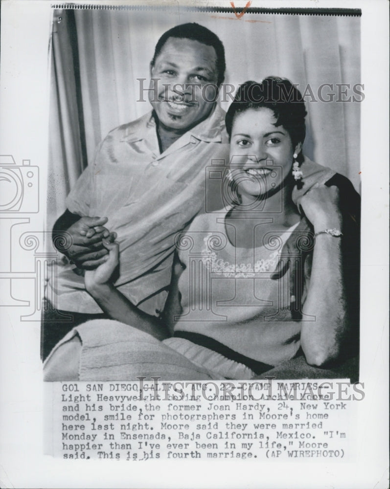 1962 Press Photo boxing champ Arcihe Moore and wife Joan Hardy - Historic Images