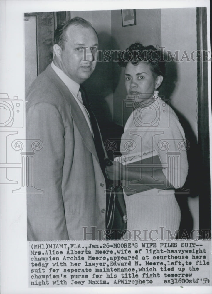 1954 Press Photo Mrs. Alice Alerta Moore Archie with lawyer Edward - RSG43123 - Historic Images