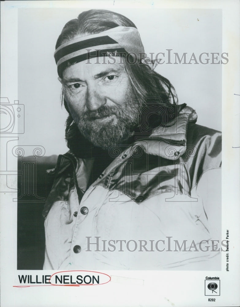 1983 Press Photo Willie Nelson in Famous Headband Posing For Camera COPY - Historic Images