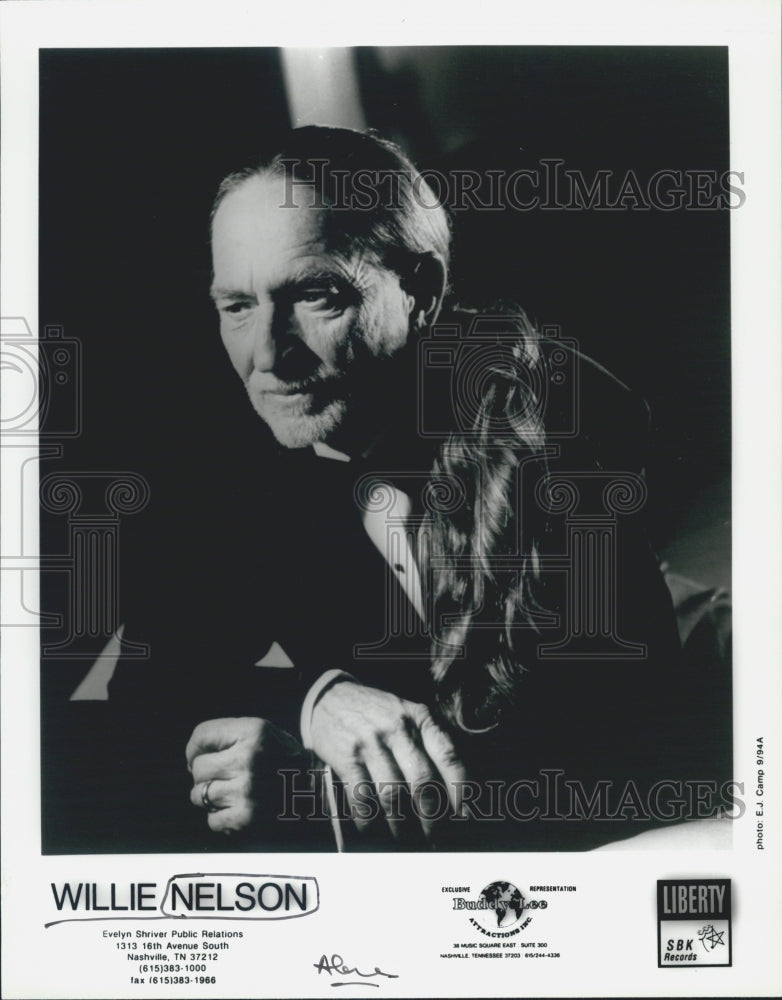 Press Photo Country Singer Willie Nelson In Quiet Contemplation Alone COPY - Historic Images