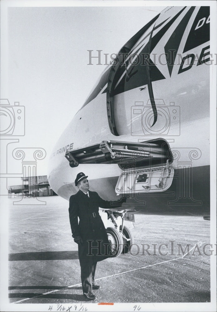 1965 Press Photo Capt. John Waller DC-airplane - Historic Images