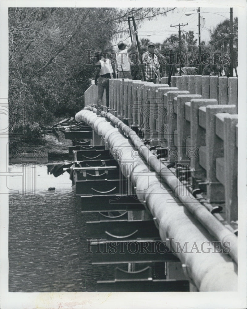 1984 Press Photo 40th Avenue bridge Shore Acres I-beams pipes recycled water - Historic Images