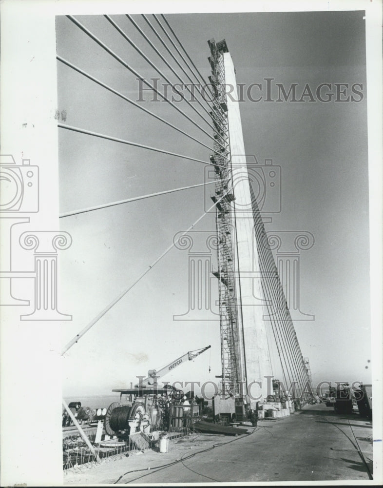 1986 Press Photo tower bridge support cables rise 300 feet above construction - Historic Images