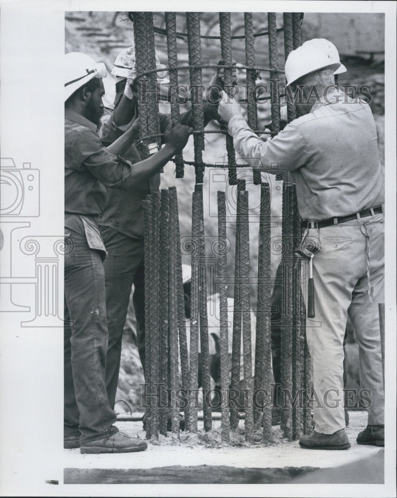 1980 Press Photo Eight Street Bridge Booker Creek bridge builders - Historic Images