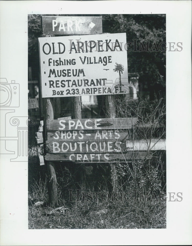 1985 Press Photo Aripeka Fishing Village Signs In Florida Richard Showalter - Historic Images