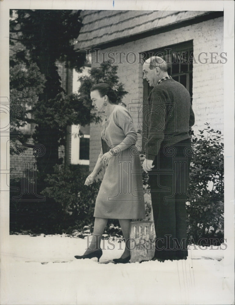 1963 Secy State Dean Rusk And Wife Examine Snow At DC Home - Historic Images