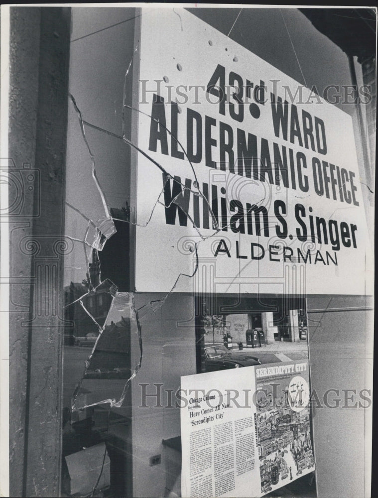 1972 Press Photo Sign Alderman William S. Singer 43rd Ward Office - RSG43731 - Historic Images