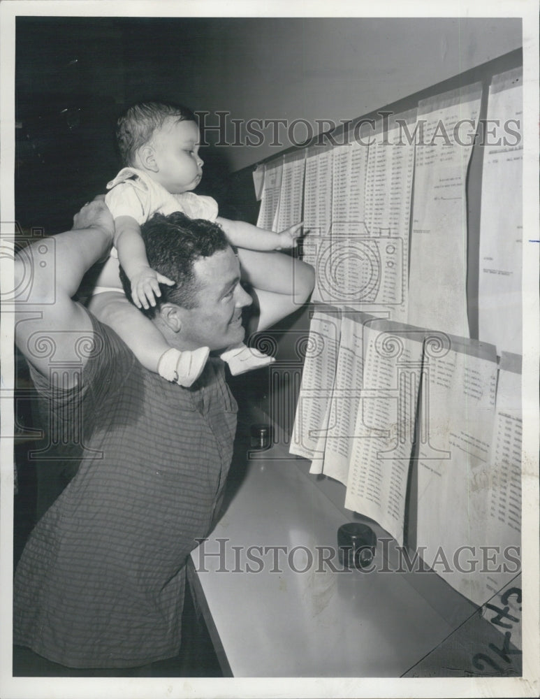 1960 Press Photo Paula Noble father Detective Norace Noble City Hall - Historic Images