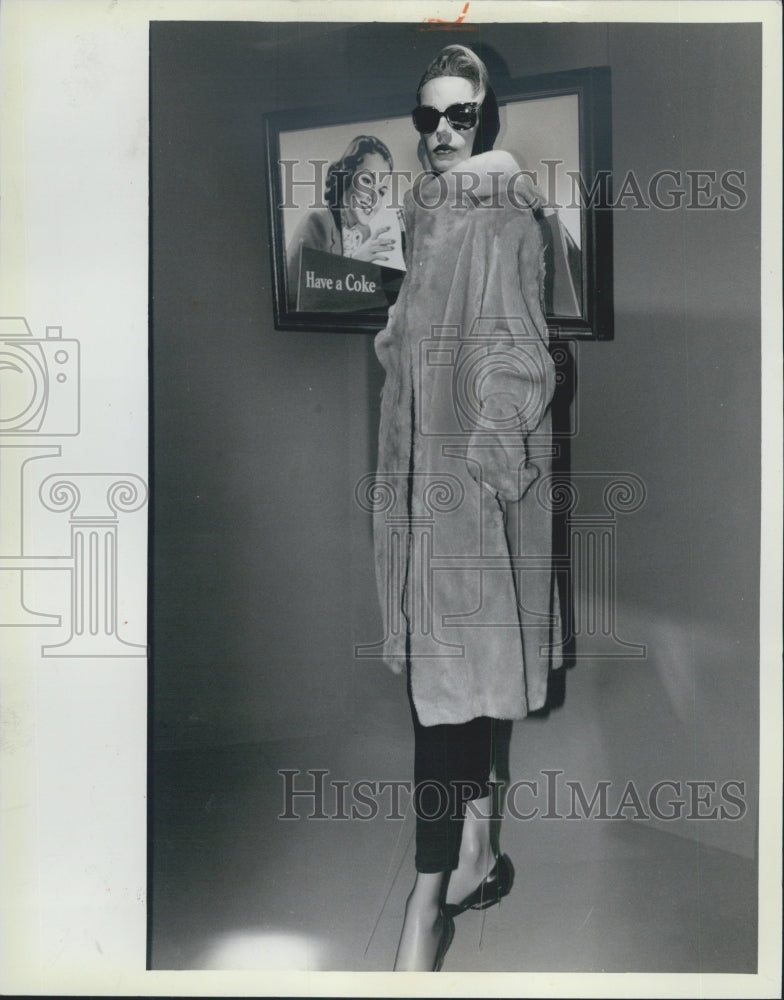 1985 Press Photo Clothing On Mannequin - Historic Images