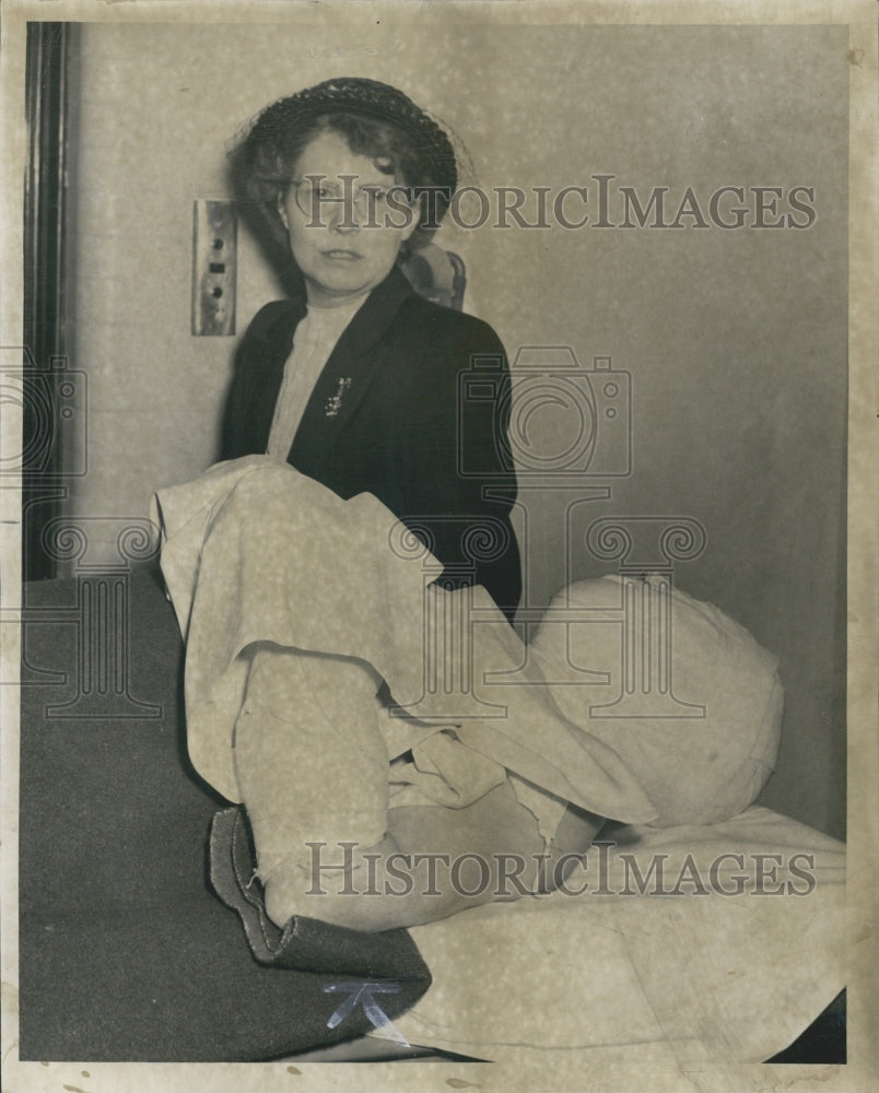 1950 Mrs. Leslie Potts husband bandage face Hospital - Historic Images