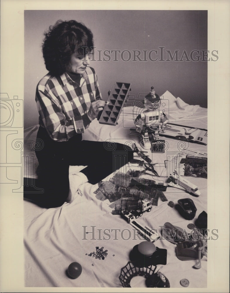 1992 Press Photo Toy6 Lady Beverly DeJulio Shows How To Build Toys For Xmas - Historic Images