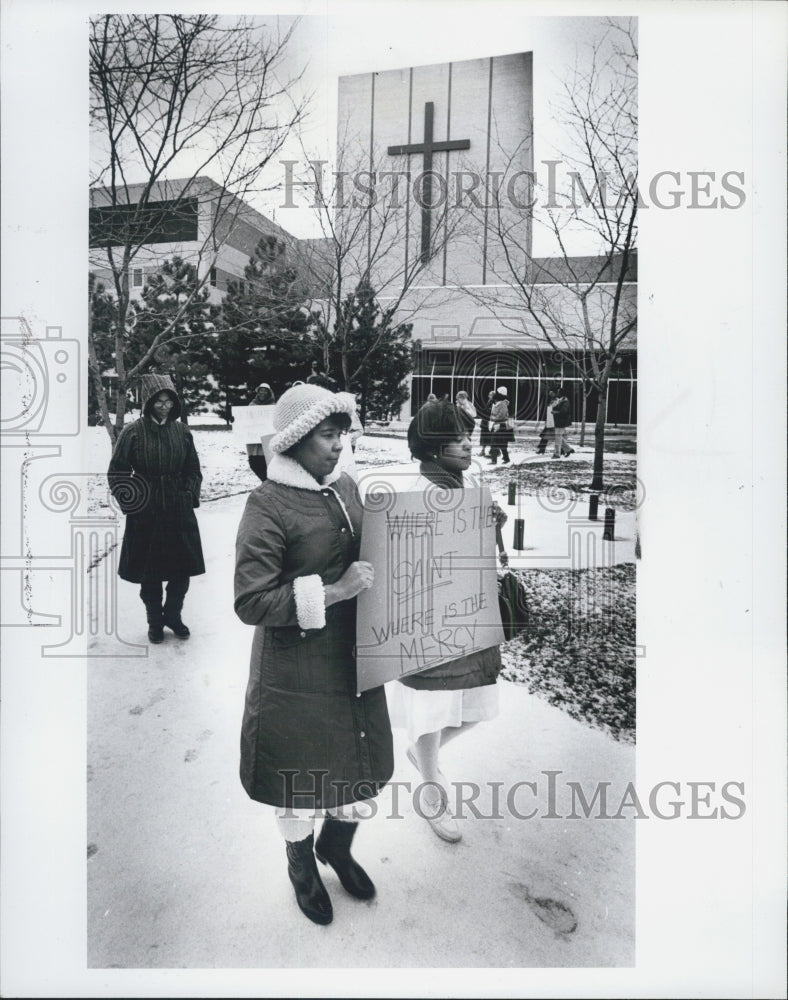 1982 Press Photo Pickets At St Joseph&#39;s Hospital Over Firing Of Dr Donaldson-MI - Historic Images