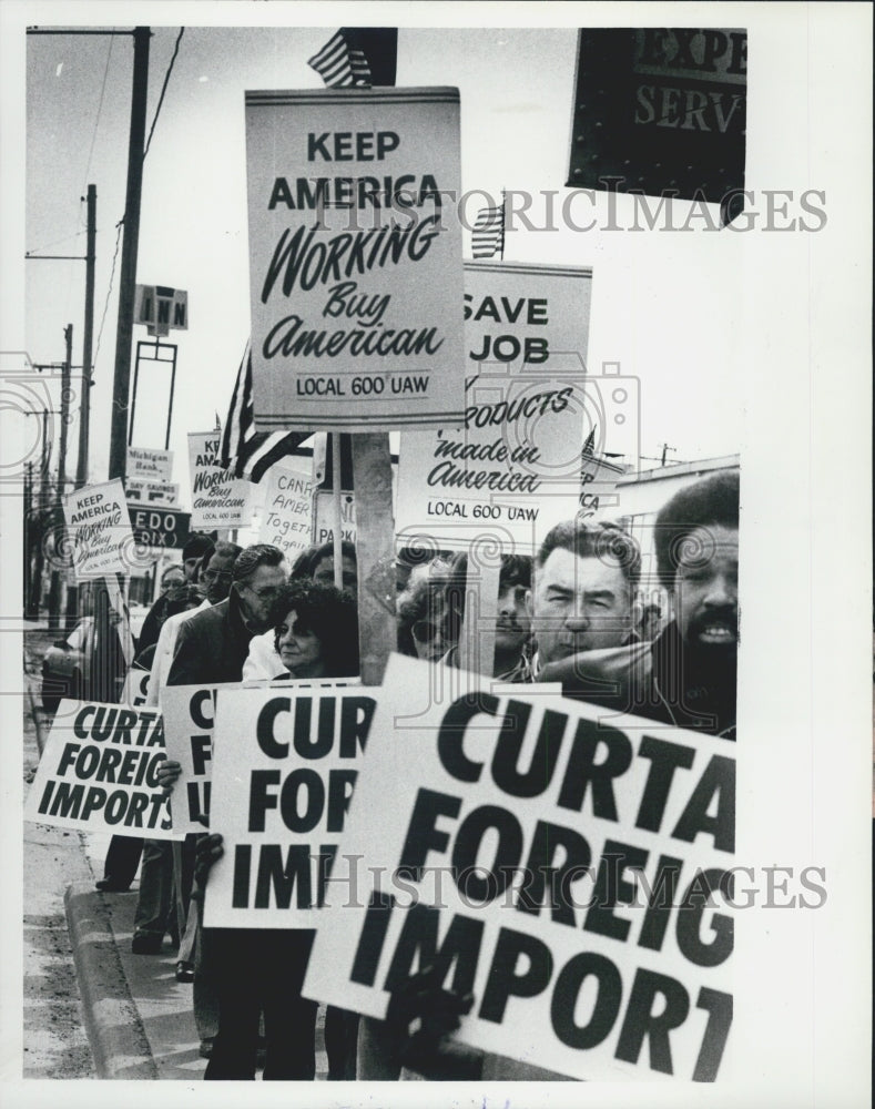 1980 Press Photo UAW Pickets Outside Walker-Buick Lincoln Park Detroit MI - Historic Images