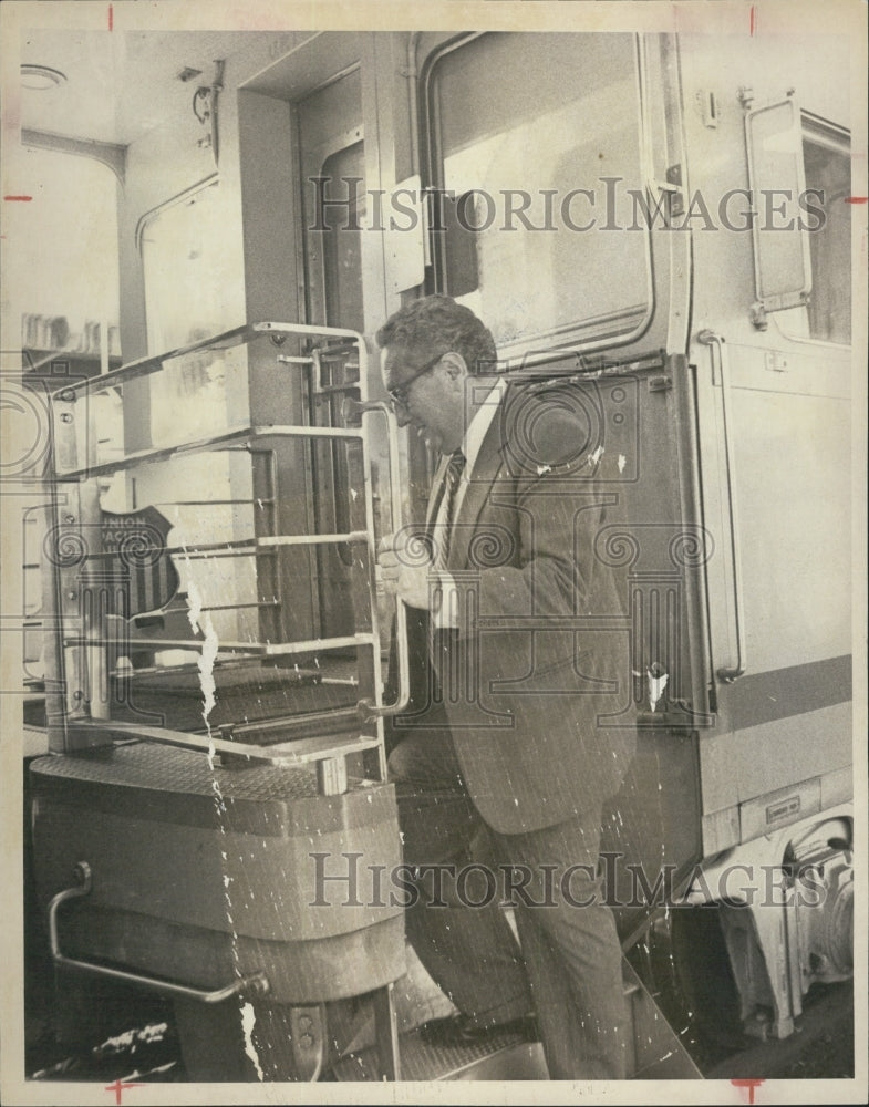 1981 Press Photo Henry Kissinger Secretary Of State Stops In Denver - Historic Images