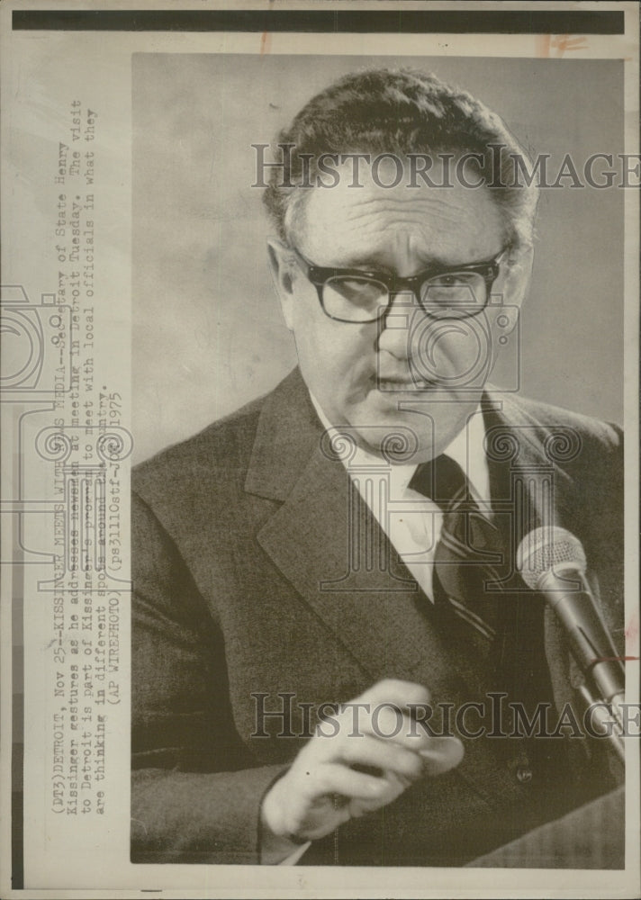 1975 Secy Of State Henry Kissinger Gestures As He Addresses Detroit - Historic Images