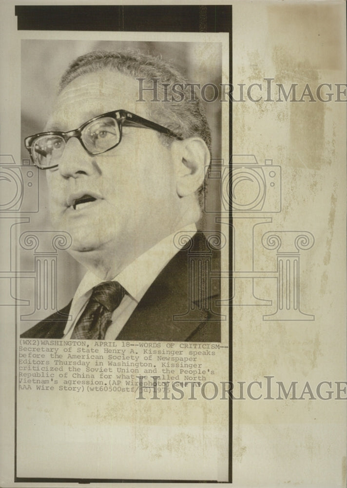 1975 Press Photo Henry Kissinger Speaks Before American Society Of Newspaper - Historic Images