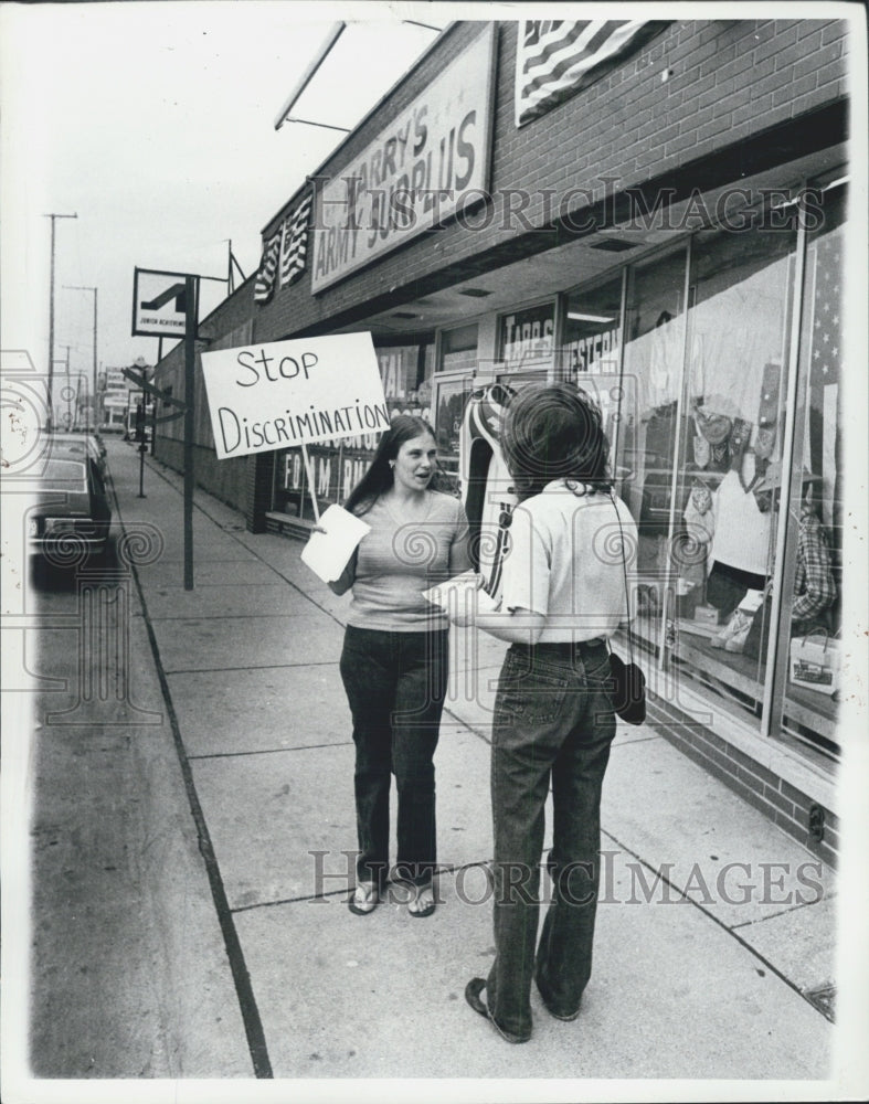 1980 Press Photo Michele Rodgers Pickets Outside Of Harry&#39;s Army Surplus Store - Historic Images