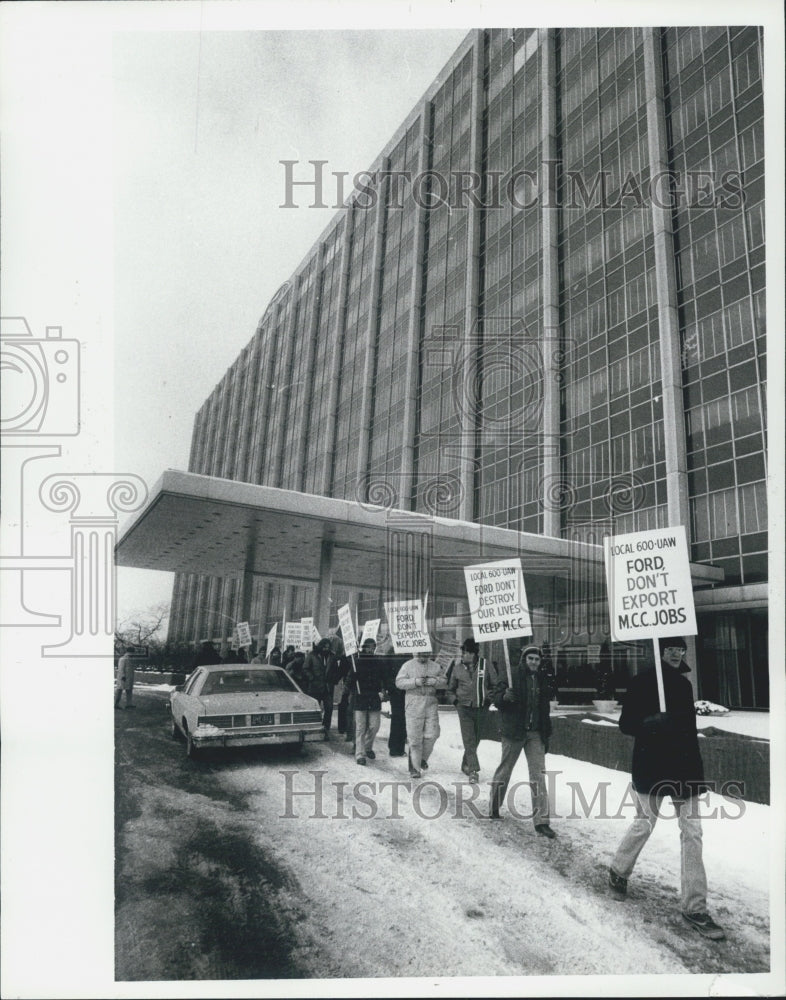 1981 Press Photo Auto Workers Protest At Ford World Headquarters In Dearborn - Historic Images