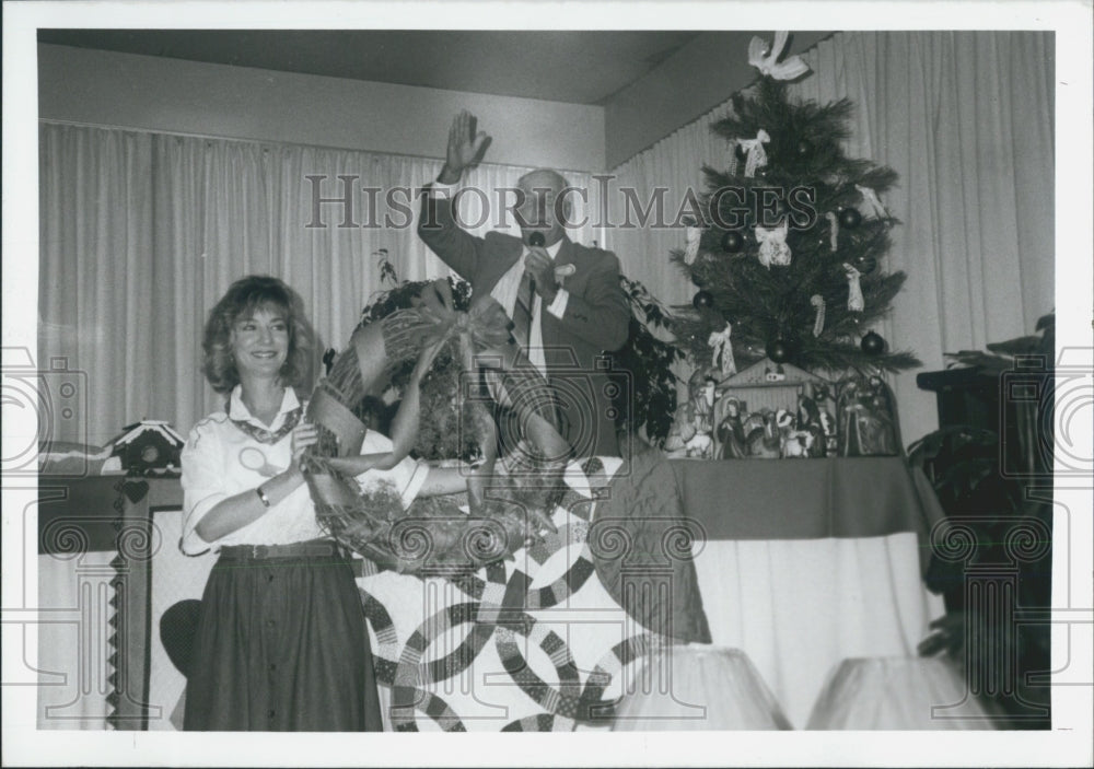 1990 Press Photo Mickey Banks &amp; Glen Weaver Christian Women&#39;s Club Auction - Historic Images