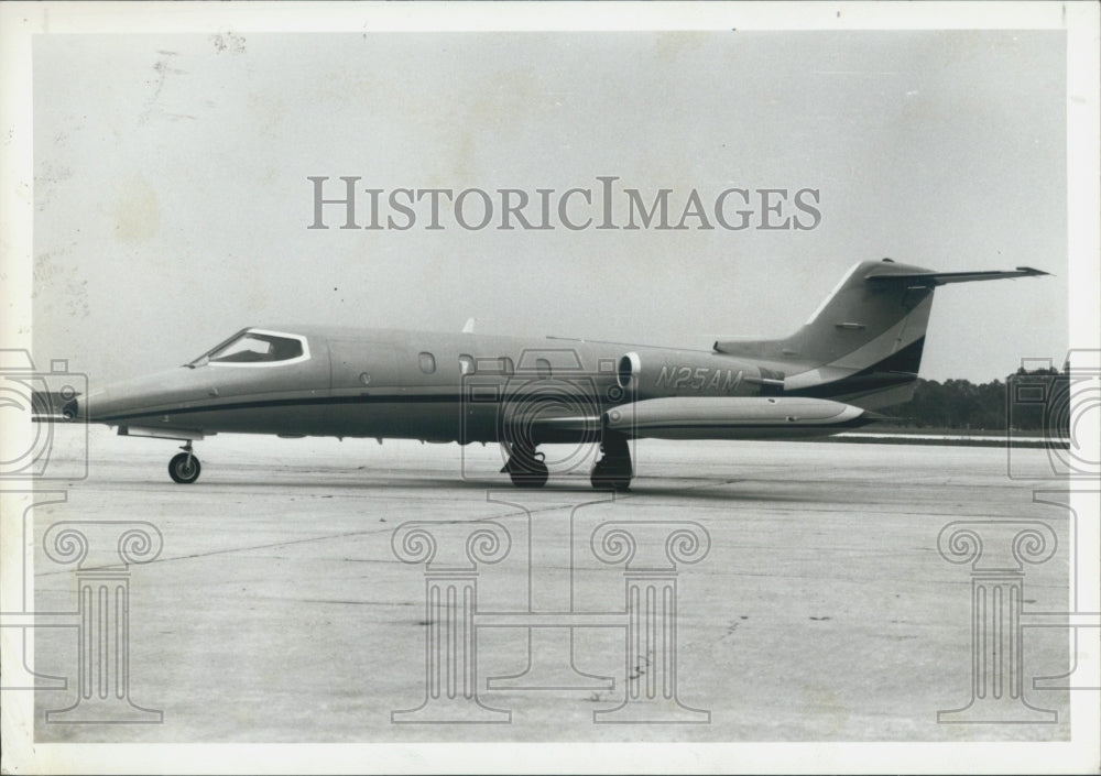 1984 Press Photo Private Jet Airplane Tarmac Airport Flight Company Classic B&amp;W - Historic Images