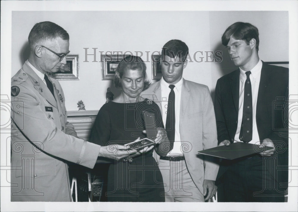 1967 Col Elliott Cutler presents an Air Force Medal to Mrs. Dorothy - Historic Images