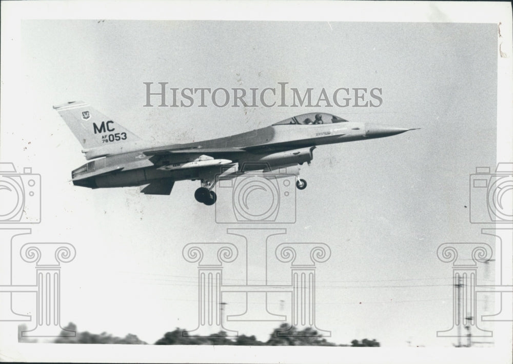 1980 Press Photo F-16 Fighting Falcon Military Plane General Dynamics Corp. - Historic Images