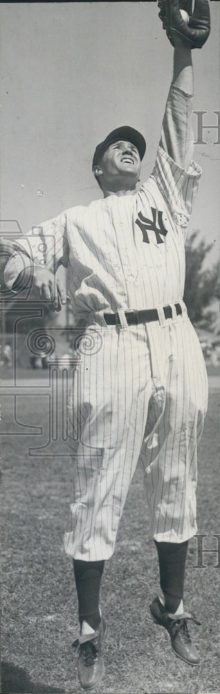 Press Photo New York Yankee Bobby Brown Making Leaping Catch - Historic Images