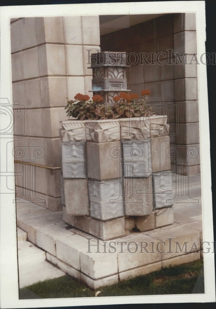 1990 Press Photo Phoenix Biltmore Hotel Planter Frank Lloyd Wright Design - Historic Images