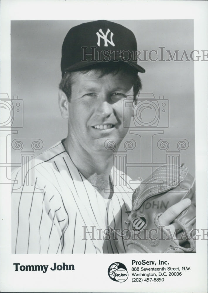 Press Photo New York Yankee Tommy John In Uniform With Baseball Glove - Historic Images