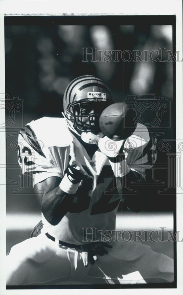 1992 Press Photo Cincinnati Bengals Rodney Holman Catching Ball - Historic Images