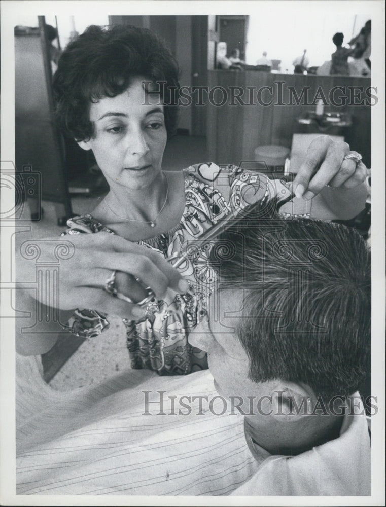 1969 Female Barber Claudette Mahrle Cutting Man&#39;s Hair Florida - Historic Images