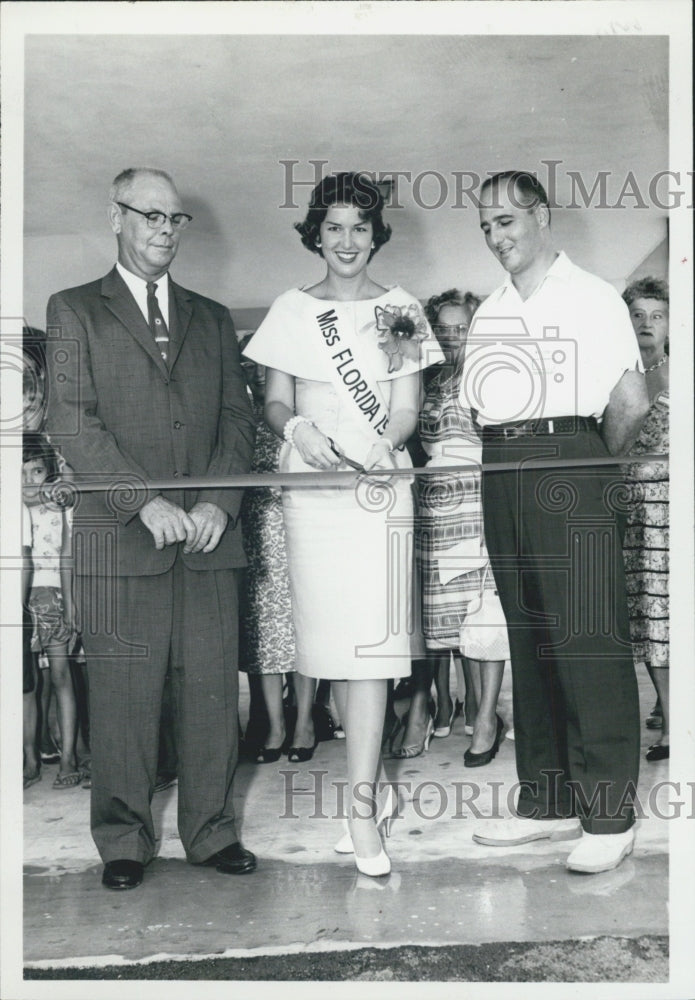 1960 Miss Florida Kathy Magda Cutting Ribbon For Opening - Historic Images