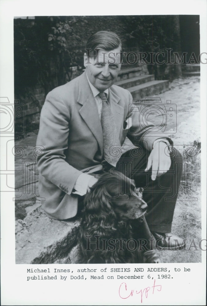 1982 Press Photo Sheiks And Adders Novel Author Michael Innes With Dog - Historic Images