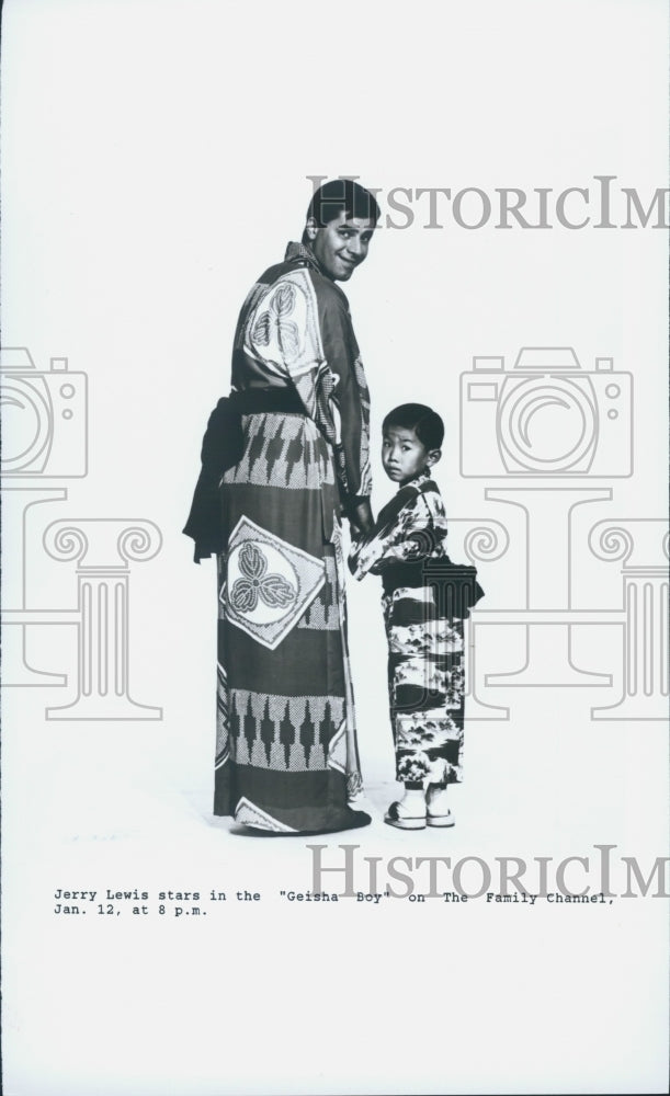 Press Photo Geisha Boy Film Jerry Lewis With Child Actor - Historic Images