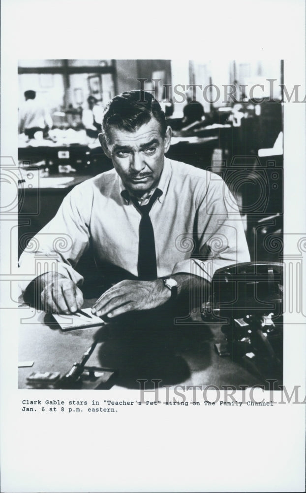 Press Photo Teacher&#39;s Pet Film Actor Clark Gable At Desk Scene - Historic Images