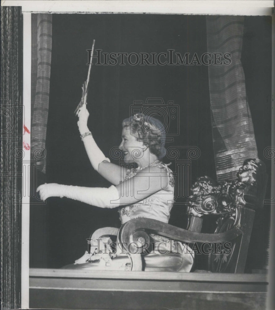 Press Photo Helen Hayes Actress Waves During First Night Ball Theater Play - Historic Images