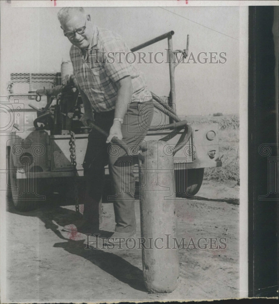 1970 Press Photo Tom Gibson Shovel piece Soviet Cosmos 316 Satellite. - Historic Images