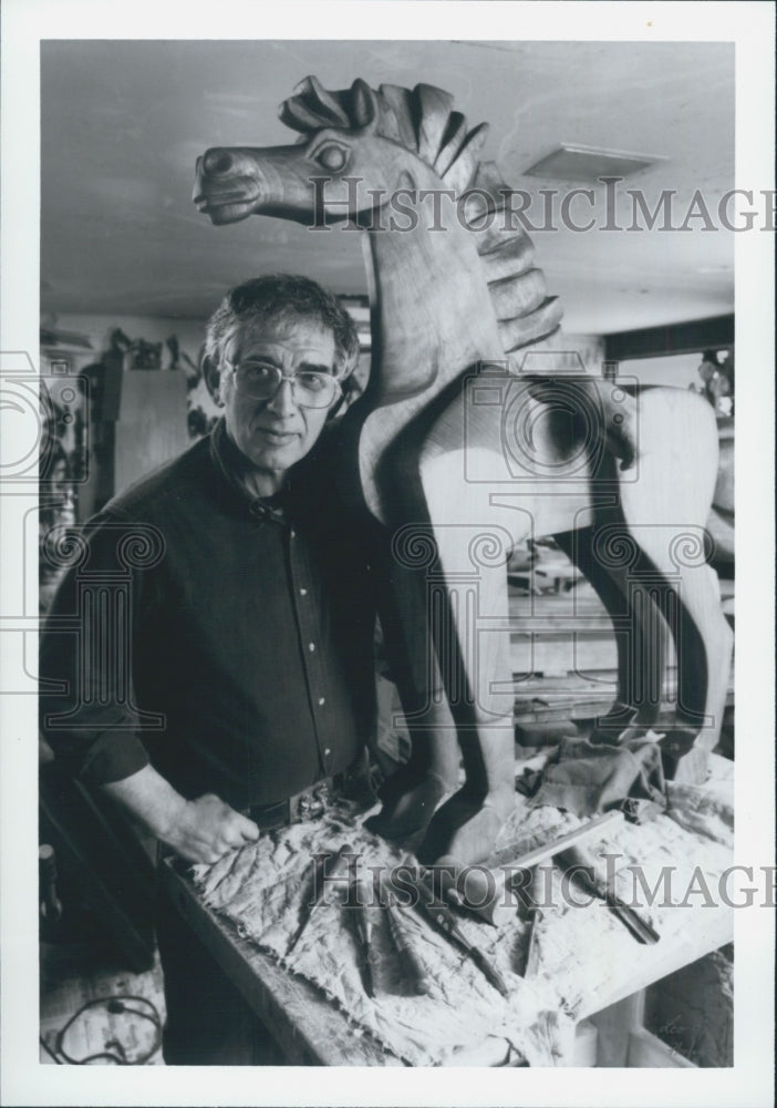 Press Photo Sculptur Arthur Schneider in his studio - Historic Images