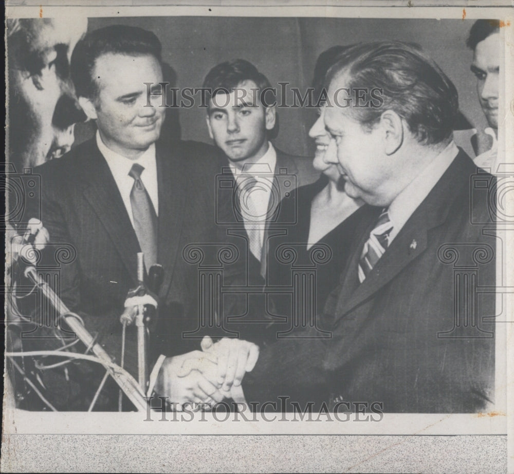 Press Photo Men Shaking Hands - Historic Images