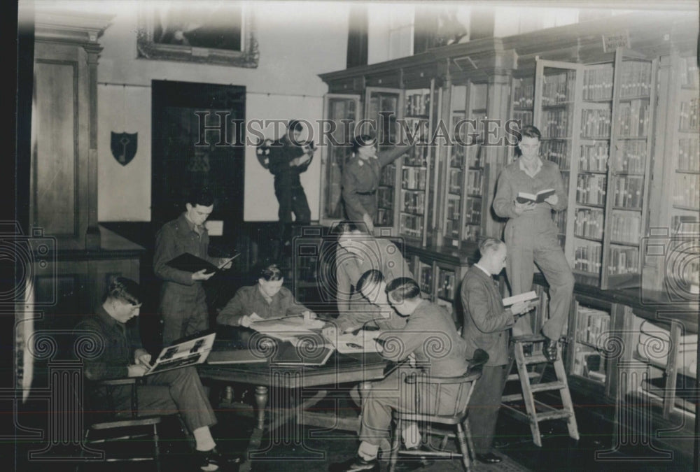 Press Photo men study library students - Historic Images