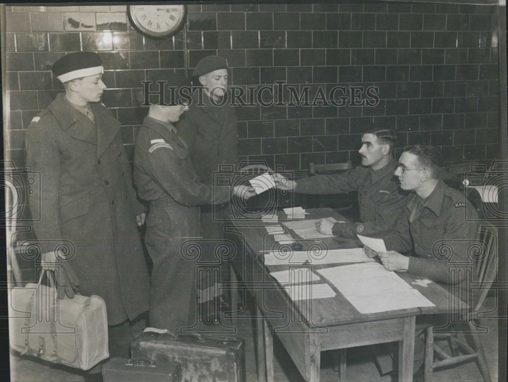 Press Photo men desk cards - Historic Images