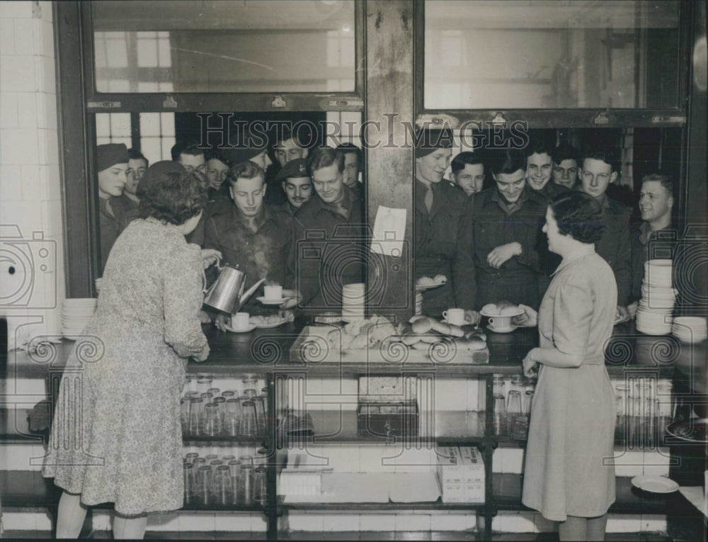 Press Photo women serve men food drinks - Historic Images