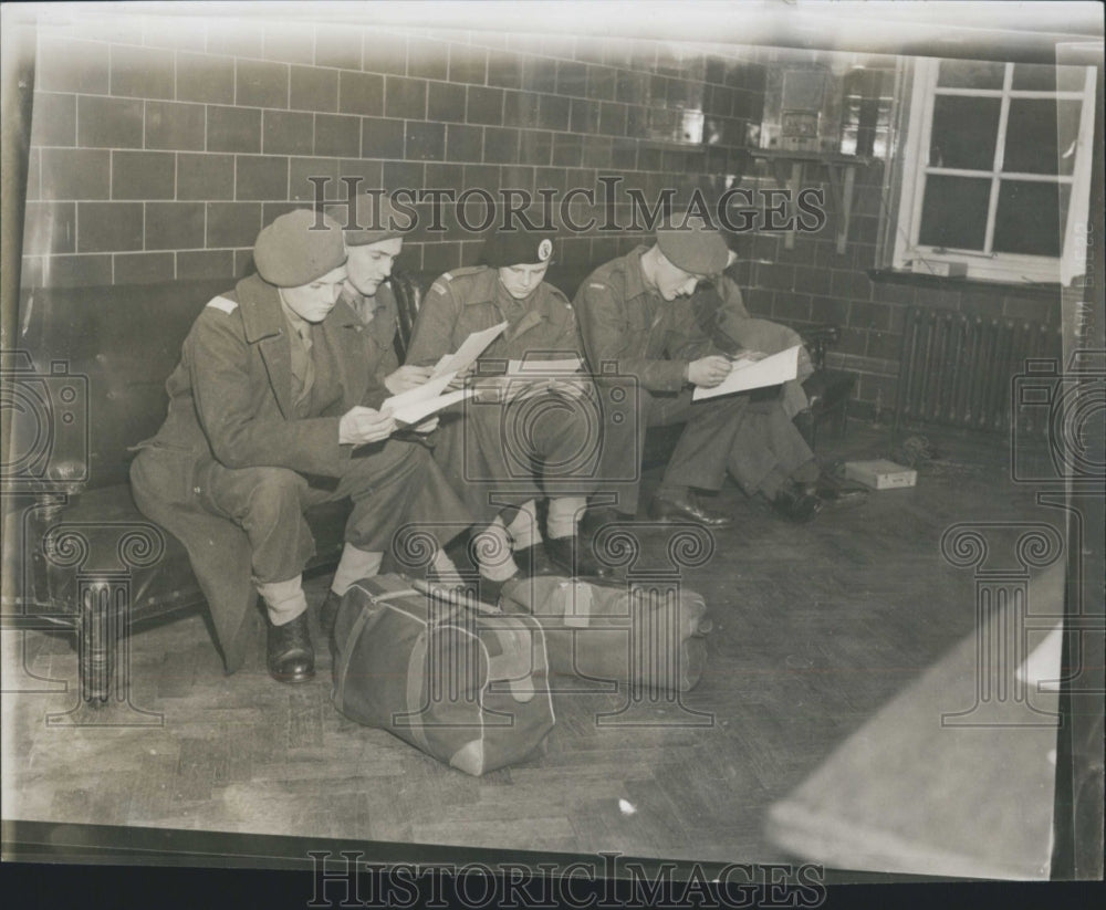 Press Photo men sit bags bench papers - Historic Images