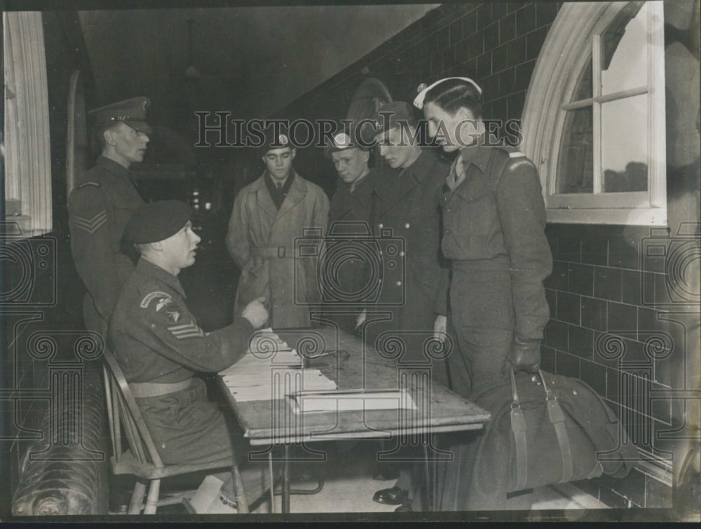 Press Photo men desk soldiers - Historic Images