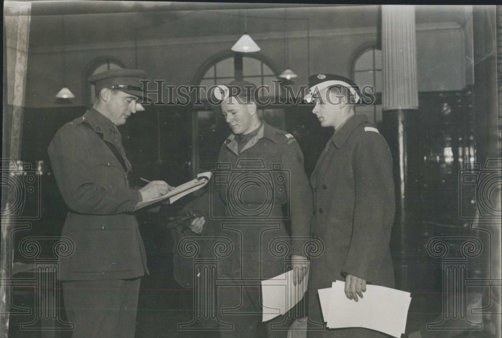 Press Photo Soldiers Sign In With Officer - Historic Images