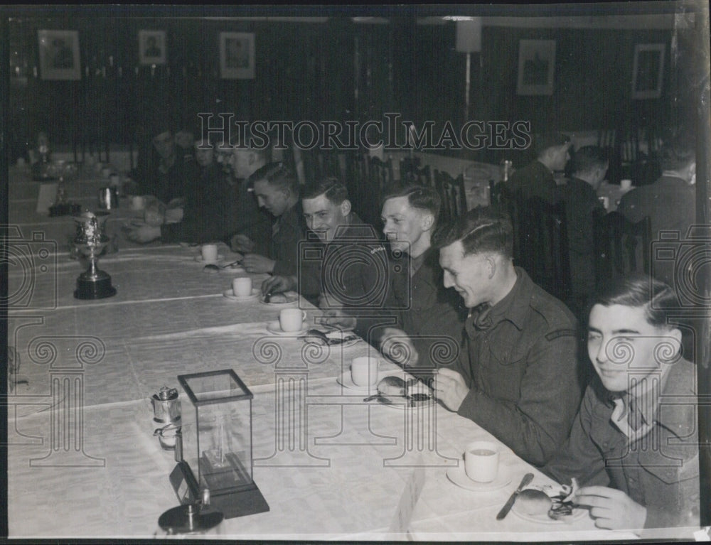 Press Photo Soldiers At Military Banquet - Historic Images